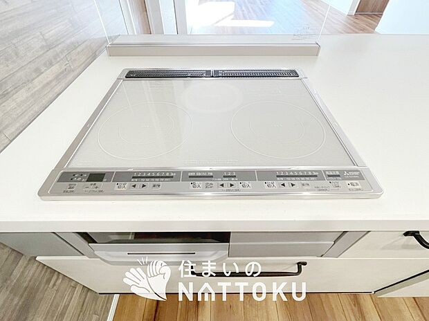 【ビルトインコンロ】フラットな構造で清掃性が高く、過熱防止センサー付３口タイプで日頃の家事も快適です。