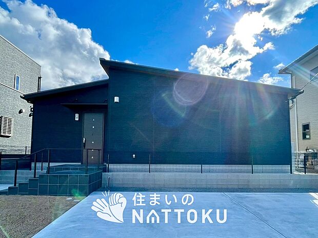 【現地写真（外観）】軽くて火災に強い屋根材を採用し、地震時の建物への負担や揺れを軽減しています。