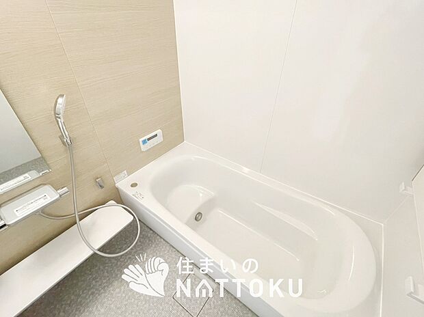 【現地写真（浴室）】浴室暖房乾燥機付き。１坪タイプで広々です。