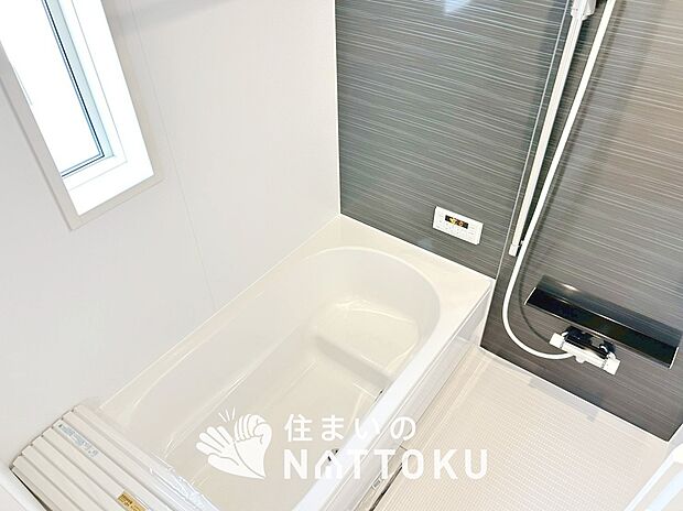 【現地写真（浴室）】浴室暖房乾燥機付き。１坪タイプで広々です。