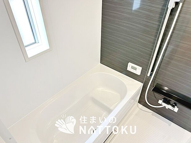 【現地写真（浴室）】浴室暖房乾燥機付き。１坪タイプで広々です。