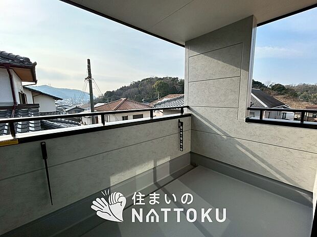 【バルコニー】奥行きが広く、洗濯物をゆったりと干せる十分な広さで、家族の洗濯も捗ります。