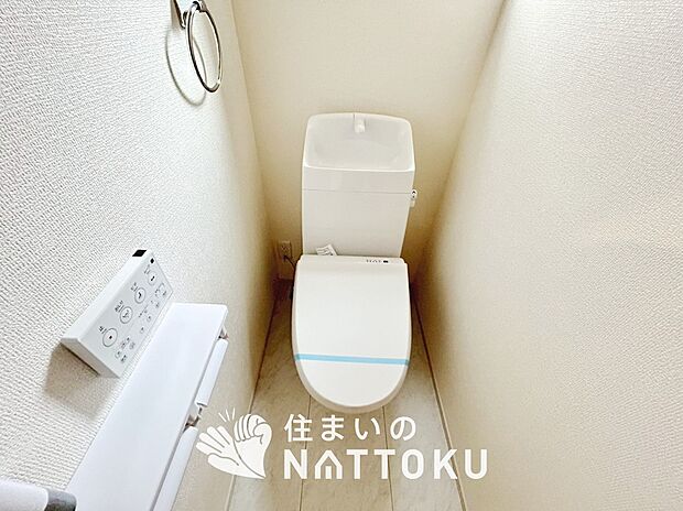 【トイレ】汚れてもサッとひと拭きでお手入れ簡単、エコ仕様の温水洗浄便座付きのトイレです。
バリアフリーにも配慮しています。