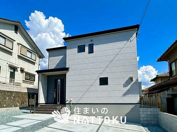 【現地写真（外観）】雨で汚れを落とし、耐久性・耐候性に優れた外壁を使用しています。