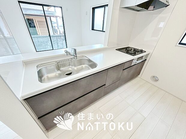 【現地写真（キッチン）】収納たっぷりのシステムキッチン、浄水器付水栓を標準装備しています。