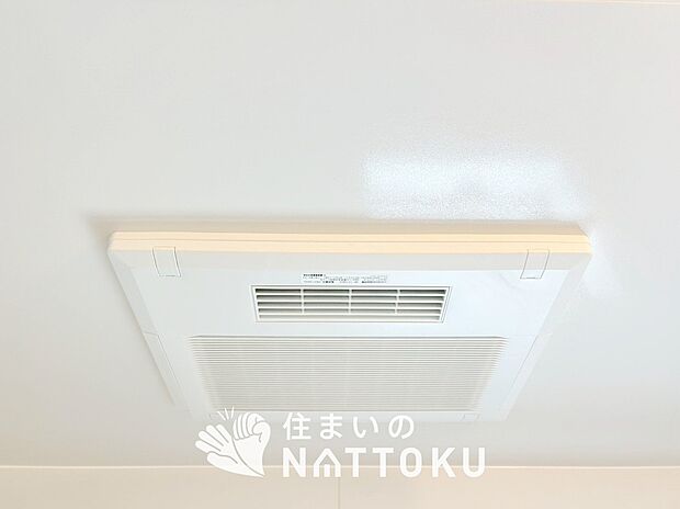 【電気式浴室暖房換気乾燥機】寒い冬場はあたたかく、暑い夏場は扇風機のような心地よさです。
雨の日は、浴室が衣類乾燥スペースになります。