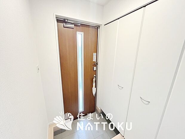 【現地写真(玄関)】玄関には、大型のシューズ収納を設置しています。