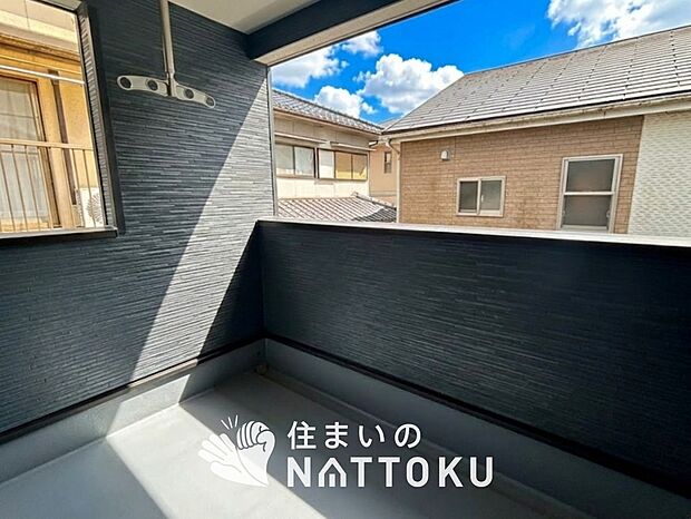 【バルコニー】奥行きが広く、洗濯物をゆったりと干せる十分な広さで、家族の洗濯も捗ります。