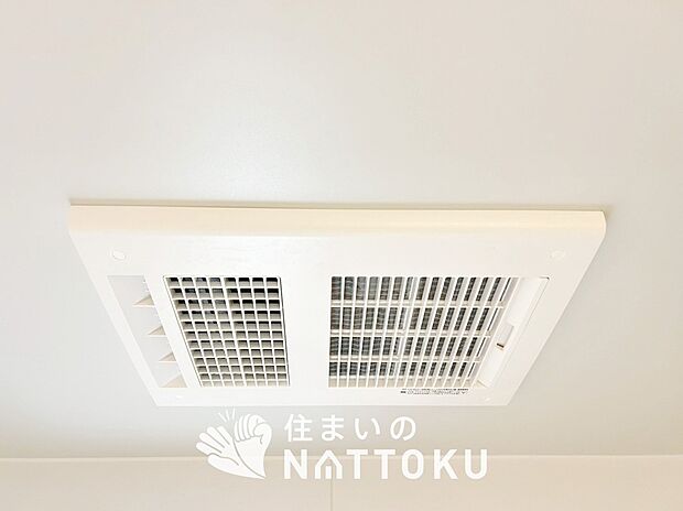 【浴室暖房換気乾燥機】サイドブロー機能で、乾燥効率アップです。
サイドに吹き出しを搭載することにより浴室内を端まで循環する気流ができ、さらに省エネ性能がアップします。