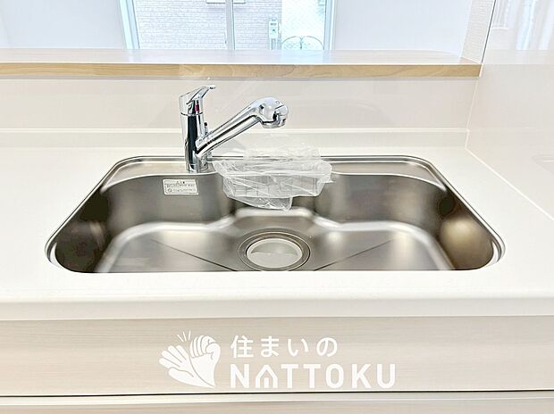 【浄水器内臓ハンドシャワー付シンク】広々とした凸型シンクに洗剤ポケットを標準装備。すっきり収納できます。
また、蛇口の先端に浄水器を内蔵しているため場所をとりません。