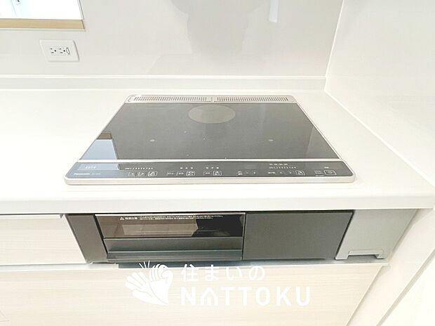 【ビルトインコンロ】フラットな構造で清掃性が高く、過熱防止センサー付3口タイプで日頃の家事も快適です。