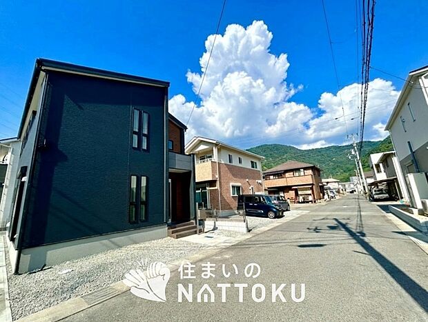 【現地写真(前道含む外観)】健康被害に配慮したもっとも安全性の高い建材を採用し、シックハウス対策をしております。