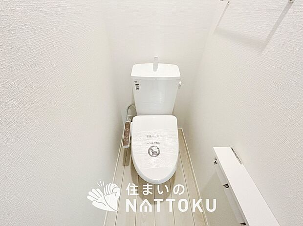 【トイレ】汚れてもサッとひと拭きでお手入れ簡単、エコ仕様の温水洗浄便座付きのトイレです。
バリアフリーにも配慮しています。