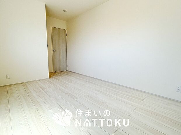 【現地写真(寝室)】木目の美しさを際立たせるシンプルデザインの建具を使用しています。