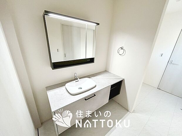 【洗面台・洗面所】鏡の両サイドは、必要なものを取出しやすく、大きな鏡面で朝の準備も快適。
使いやすいリフトアップ機能付きのシングルレバーシャワー水栓付です。