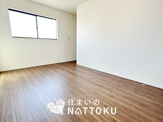 【現地写真(寝室)】木目の美しさを際立たせるシンプルデザインの建具を使用しています。