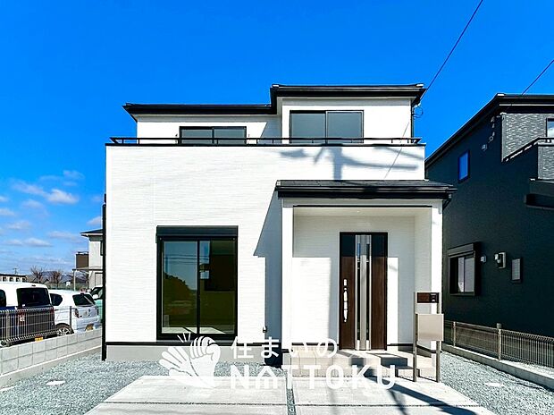 【現地写真(外観)【2号地】】軽くて火災に強い屋根材を採用し、地震時の建物への負担や揺れを軽減しています。