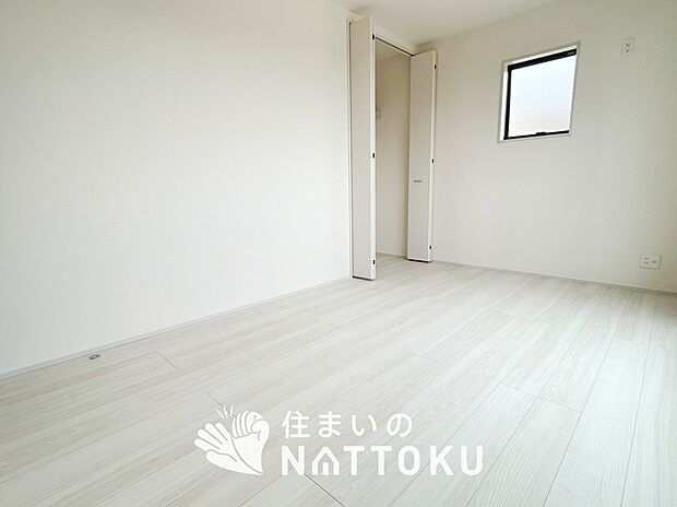 【現地写真(洋室)】木目の美しさを際立たせるシンプルデザインの建具を使用しています。