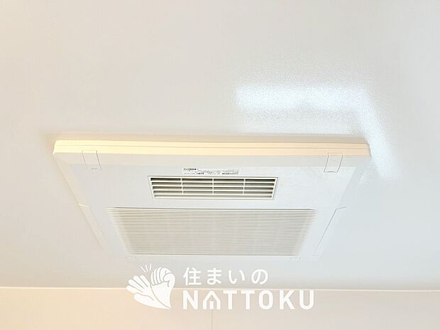 【電気式浴室暖房換気乾燥機】寒い冬場はあたたかく、暑い夏場は扇風機のような心地よさです。
雨の日は、浴室が衣類乾燥スペースになります。