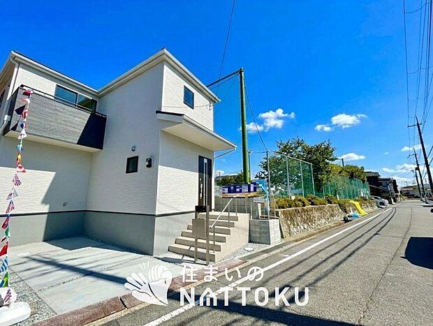 【現地写真(前道含む外観)】健康被害に配慮したもっとも安全性の高い建材を採用し、シックハウス対策をしております。