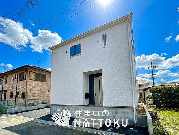 【現地写真(外観)】雨で汚れを落とし、耐久性・耐候性に優れた外壁を使用しています。