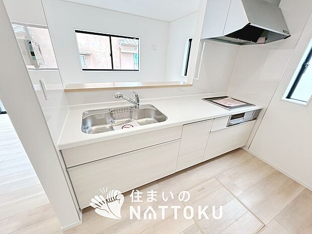 【現地写真(キッチン)】収納たっぷりのシステムキッチン、浄水器付水栓を標準装備しています。