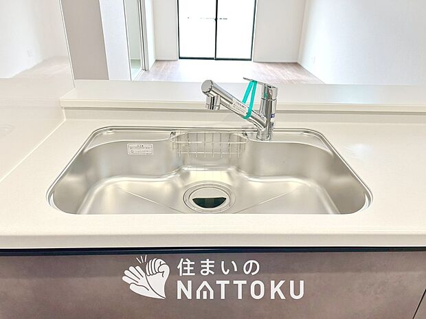 【浄水器内臓型ハンドシャワー付シンク】傷や汚れが付きにくい静音仕様の全面エンボス加工シンク。
また、蛇口の先端に浄水器を内蔵。浄水シャワーが使える毎分4リットルのたっぷり浄水。