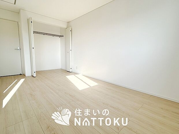 【現地写真(寝室)】木目の美しさを際立たせるシンプルデザインの建具を使用しています。