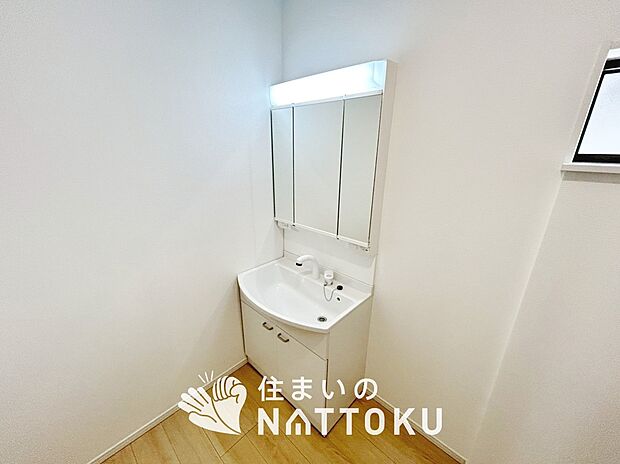 【洗面台・洗面所】鏡の両サイドは、必要なものを取出しやすく、大きな鏡面で朝の準備も快適。
使いやすいリフトアップ機能付きのシングルレバーシャワー水栓付です。