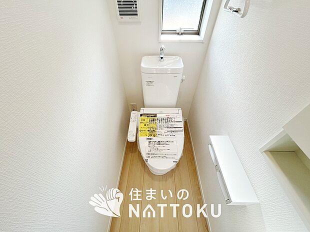 【トイレ】汚れてもサッとひと拭きでお手入れ簡単、エコ仕様の温水洗浄便座付きのトイレです。
バリアフリーにも配慮しています。