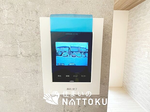 【TVモニター付インターホン】手放し通話ができ、送話表示灯で送話・受話状態が確認できます。
映像と音声で玄関先の様子をチェックできるモニター機能や、夜間の訪問者の顔も確認できるLEDライトを装備しています。