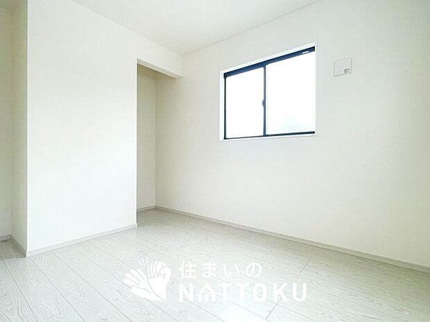 【現地写真(洋室)】木目の美しさを際立たせるシンプルデザインの建具を使用しています。