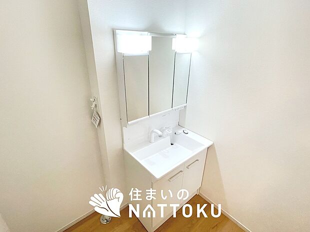 【洗面台・洗面所】鏡の両サイドは、必要なものを取出しやすく、大きな鏡面で朝の準備も快適。
使いやすいリフトアップ機能付きのシングルレバーシャワー水栓付です。