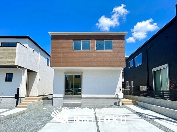 【現地写真(外観)【1号地】】軽くて火災に強い屋根材を採用し、地震時の建物への負担や揺れを軽減しています。