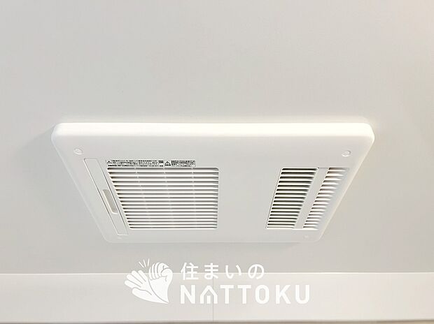 【浴室暖房換気乾燥機】入浴後の水滴や湿気を排出し、カビの発生や臭いを抑制します。
雨の日の洗濯物にも効果的です。