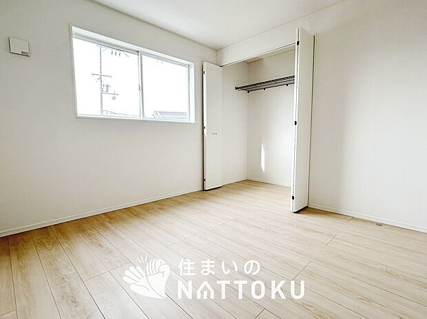 【現地写真(寝室)】木目の美しさを際立たせるシンプルデザインの建具を使用しています。