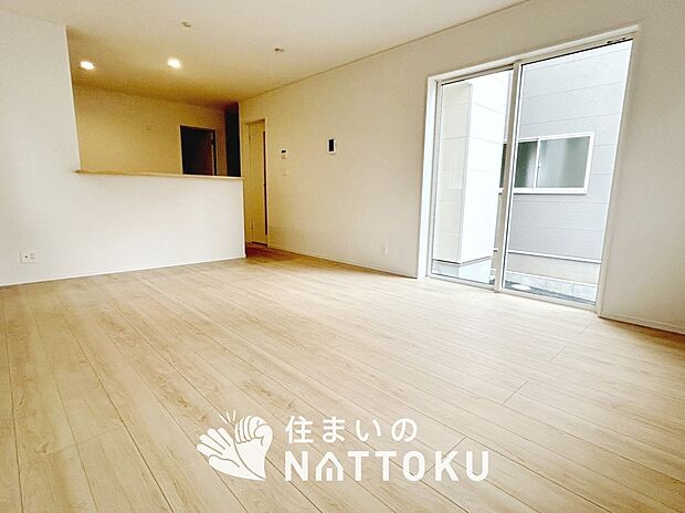 【現地写真(リビング)】フローリング材には、木目、色調など木材特有の風合いがあり、ナチュラルな美しさになっています。