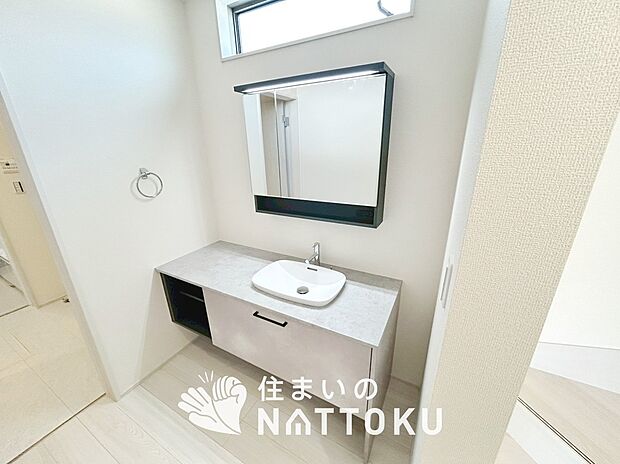 【洗面台・洗面所】鏡の両サイドは、必要なものを取出しやすく、大きな鏡面で朝の準備も快適。
使いやすいリフトアップ機能付きのシングルレバーシャワー水栓付です。