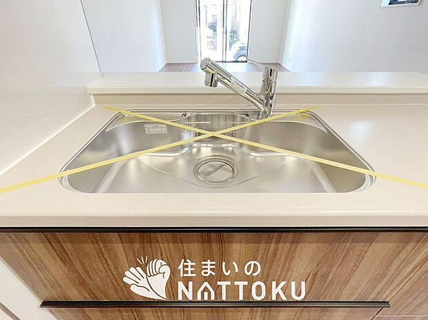 【浄水器内臓型ハンドシャワー付シンク】傷や汚れが付きにくい静音仕様の全面エンボス加工シンク。
また、蛇口の先端に浄水器を内蔵。浄水シャワーが使える毎分4リットルのたっぷり浄水。