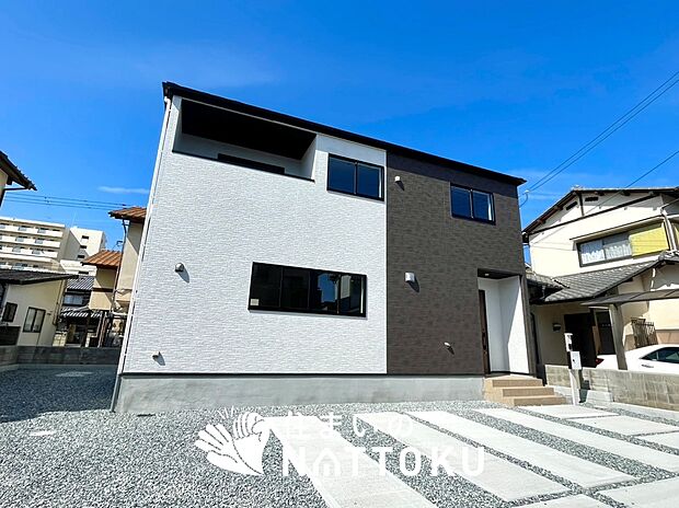 【現地写真(外観)】軽くて火災に強い屋根材を採用し、地震時の建物への負担や揺れを軽減しています。