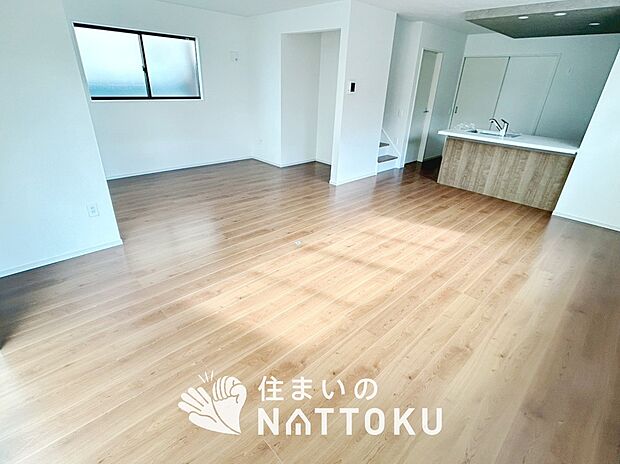 【現地写真(リビング)】フローリング材には、木目、色調など木材特有の風合いがあり、ナチュラルな美しさになっています。