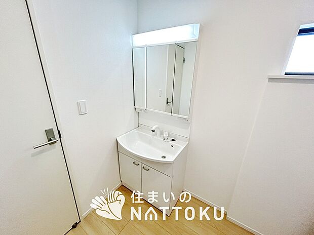 【洗面台・洗面所】鏡の両サイドは、必要なものを取出しやすく、大きな鏡面で朝の準備も快適。
使いやすいリフトアップ機能付きのシングルレバーシャワー水栓付です。