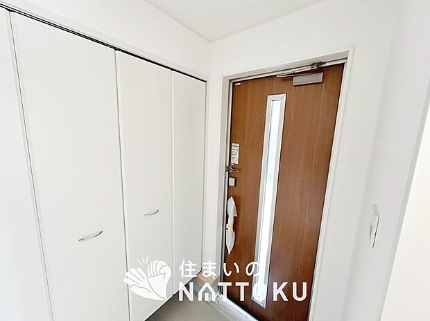 【現地写真(玄関)】玄関には、大型のシューズ収納を設置しています。