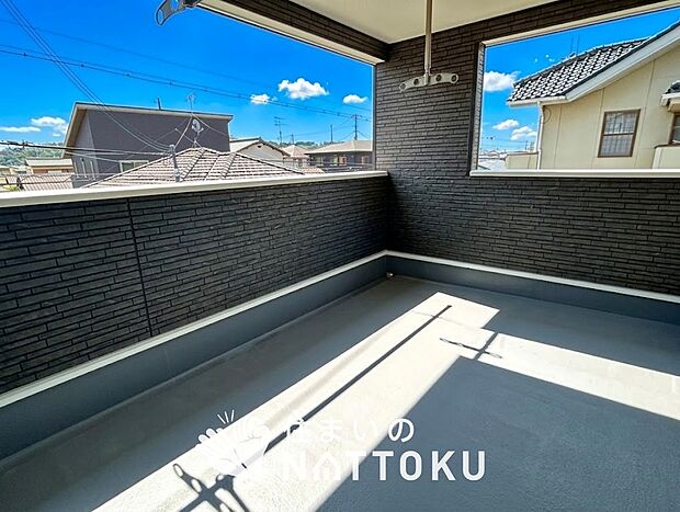 【バルコニー】奥行きが広く、洗濯物をゆったりと干せる十分な広さで、家族の洗濯も捗ります。