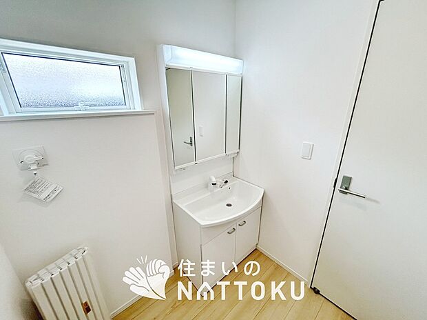 【洗面台・洗面所】鏡の両サイドは、必要なものを取出しやすく、大きな鏡面で朝の準備も快適。
使いやすいリフトアップ機能付きのシングルレバーシャワー水栓付です。