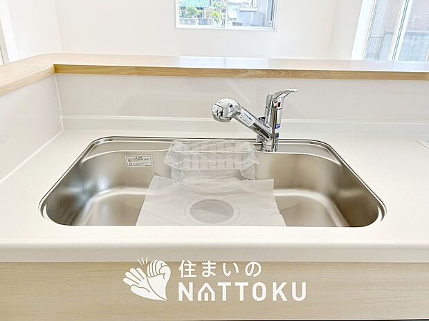 【浄水器内臓ハンドシャワー付シンク】広々とした凸型シンクに洗剤ポケットを標準装備。すっきり収納できます。
また、蛇口の先端に浄水器を内蔵しているため場所をとりません。