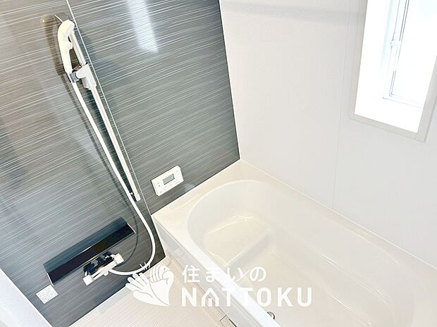 【現地写真(浴室)】浴室暖房乾燥機付き。1坪タイプで広々です。