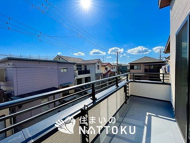 【バルコニー】奥行きが広く、洗濯物をゆったりと干せる十分な広さで、家族の洗濯も捗ります。