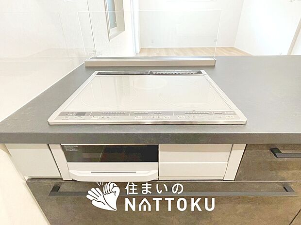 【ビルトインコンロ】フラットな構造で清掃性が高く、過熱防止センサー付３口タイプで日頃の家事も快適です。