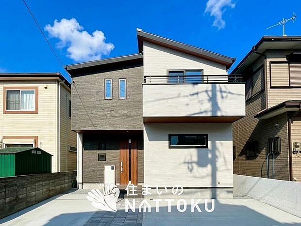 【現地写真（外観）】軽くて火災に強い屋根材を採用し、地震時の建物への負担や揺れを軽減しています。